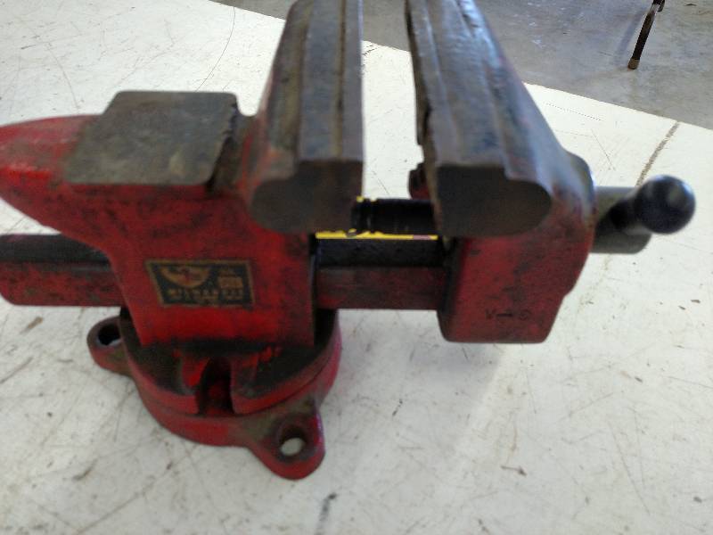 lot 61 image: Milwaukee 5 Swivel Base Vise...