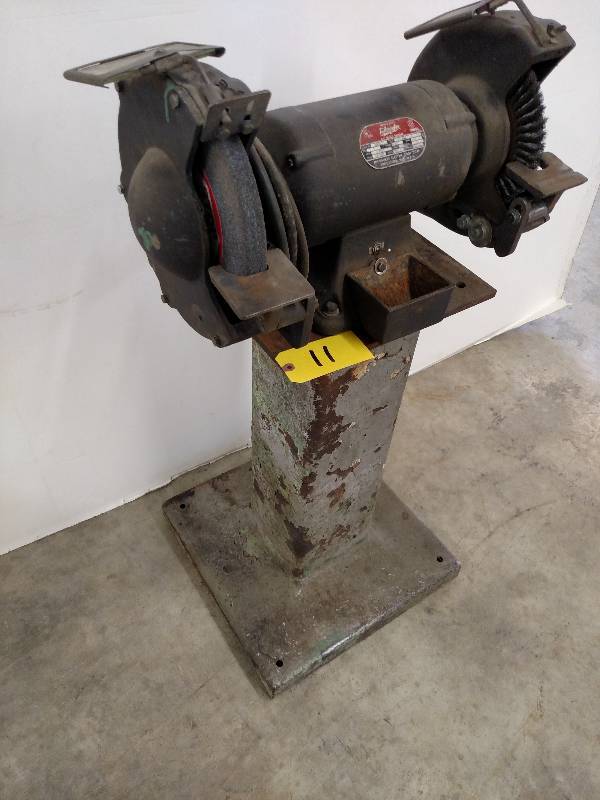 lot 11 image: Milwaukee Heavy Duty 10 Pedestal G...