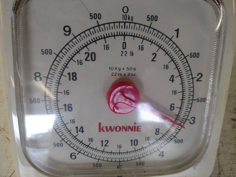 lot 163 image: Kwonnie 10kg x 50g  22 lb. x 2 oz....