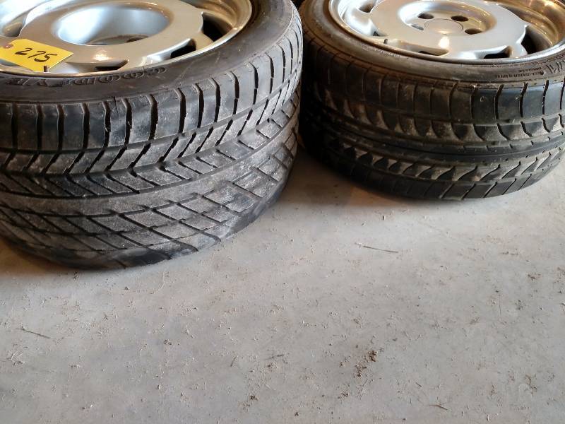 lot 275 image: (4) Corvette Wheels, (2) Rear 17 x...