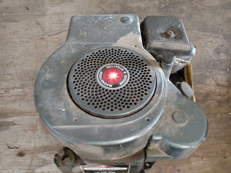 lot 321 image: NOS Briggs & Stratton 3 12 hp, Ver...