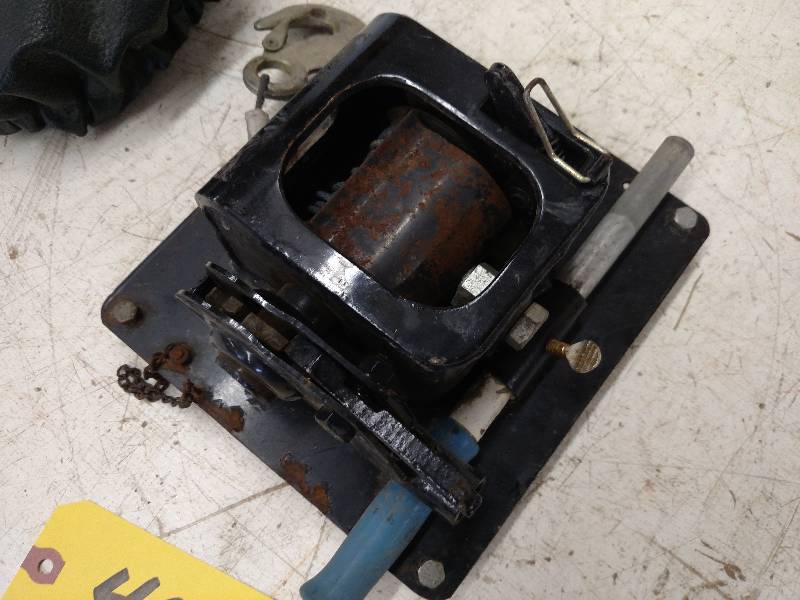 lot 408 image: Manual Utility Winch with Cover...