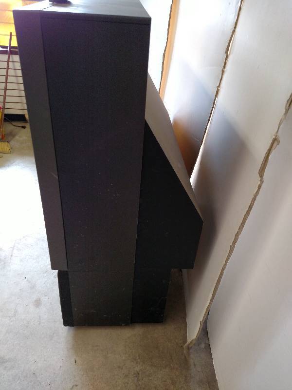 lot 481 image: Toshiba 61 TV, with Remote, Works...