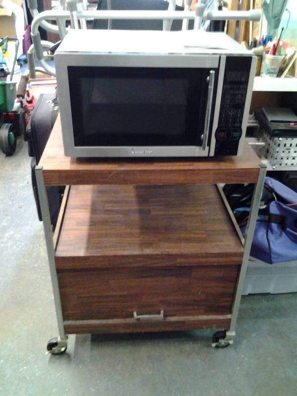 lot 1 image: Magic Chef 1.1 Cu. Ft. Microwave Oven With Stainless Steel Front (Works)