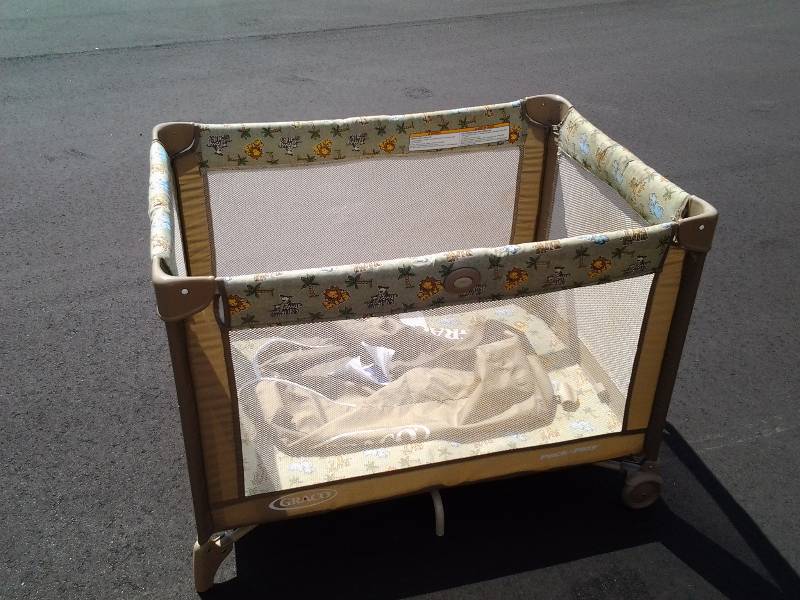 lot 3 image: Graco Pack-N-Play With Bag