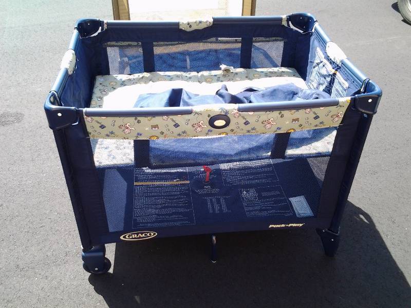 lot 4 image: Graco Pack-N-Play With Bassinet Top & Bag
