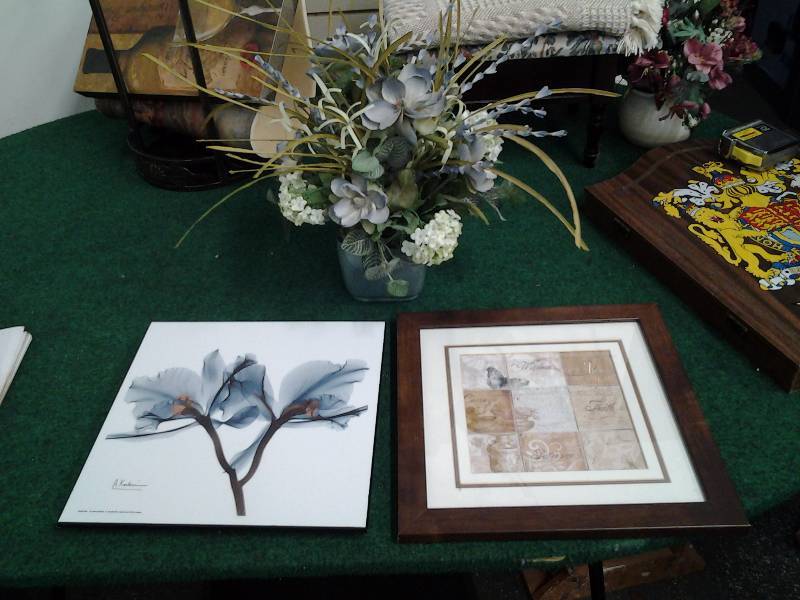 lot 7 image: 2-Pictures 13x13, 1-Centerpiece
