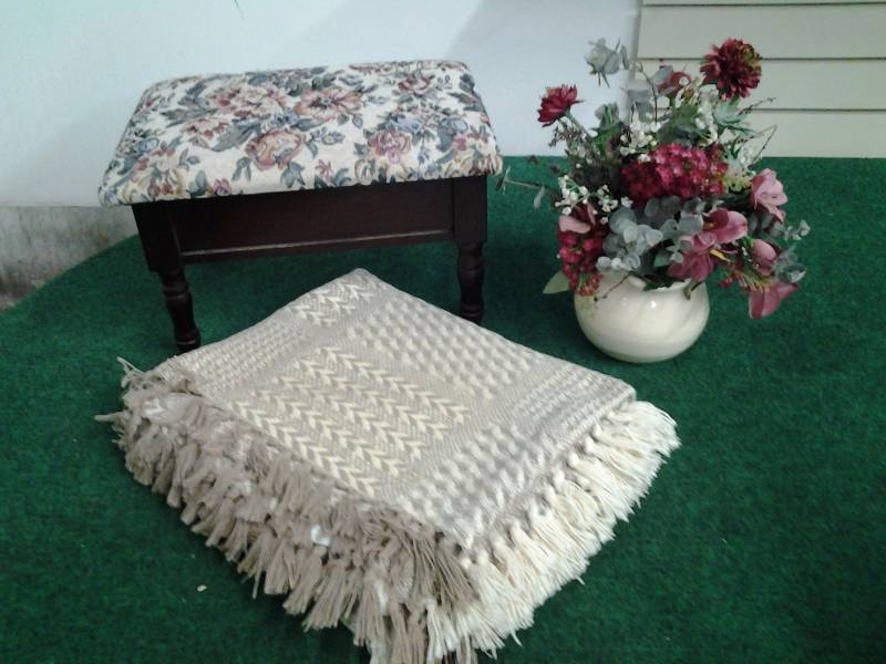 lot 9 image: Foot Stool, Throw Blanket, Centerpiece