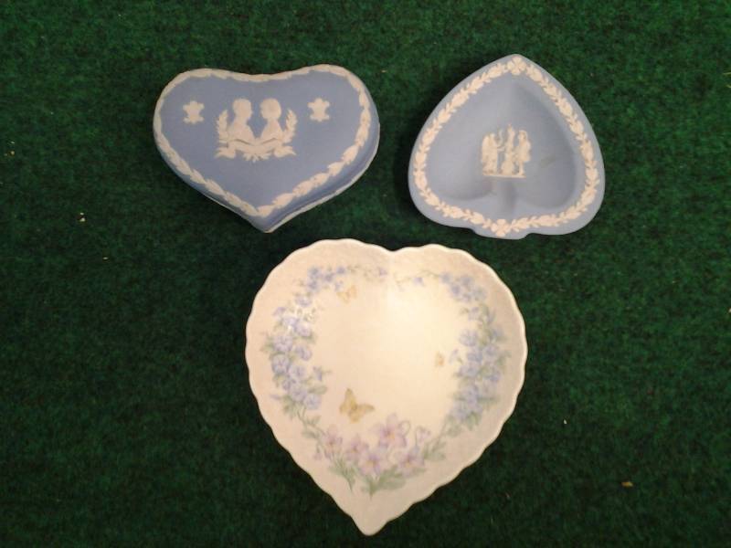 lot 34 image: 2-Blue Wedgwood, 1-Mikasa