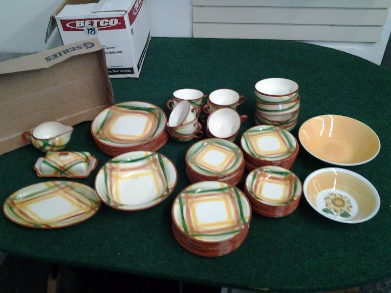 lot 37 image: Vernonware Hand Painted Homespun Dishes