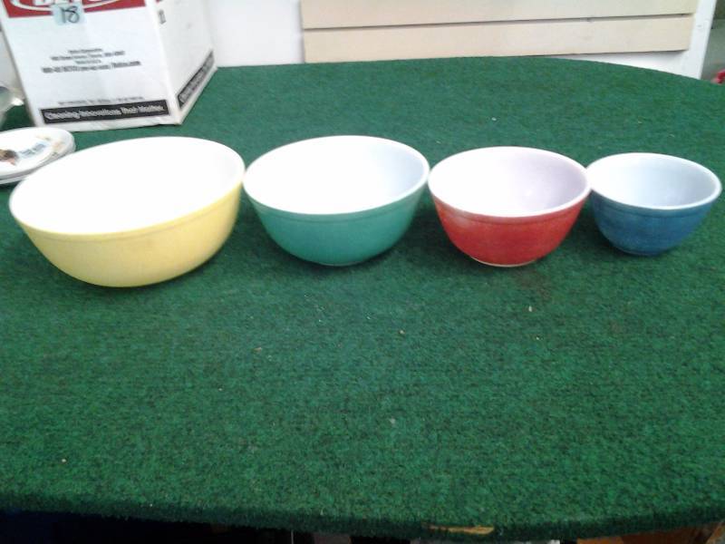 lot 39 image: Set Of 4 Pyrex Bowls