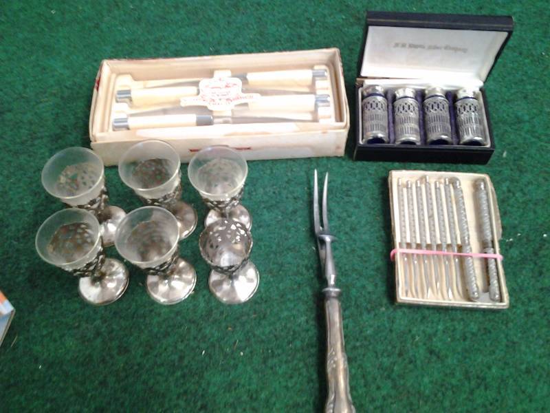 lot 53 image: Silver Platter (Carver Hall By Briddell), Steak Knives Misc