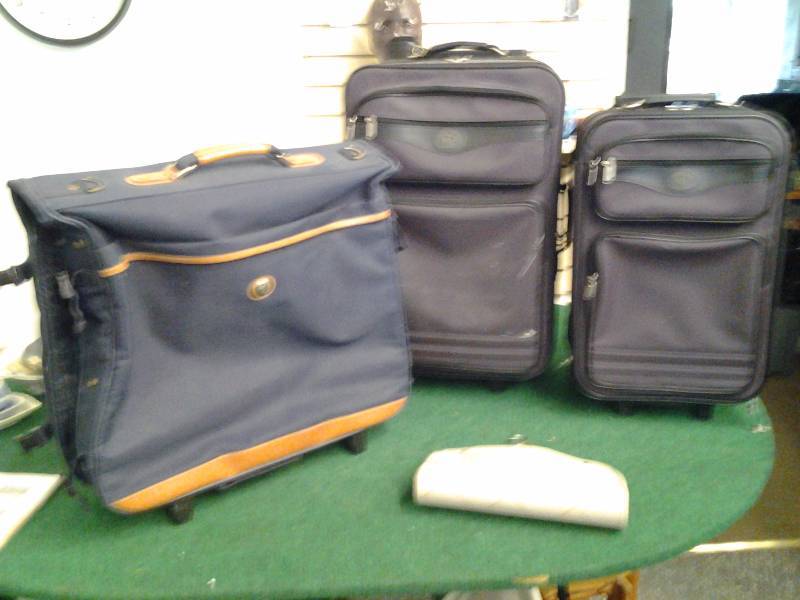 lot 70 image: 2 Piece Rolling Luggage, 1-Garment Bag