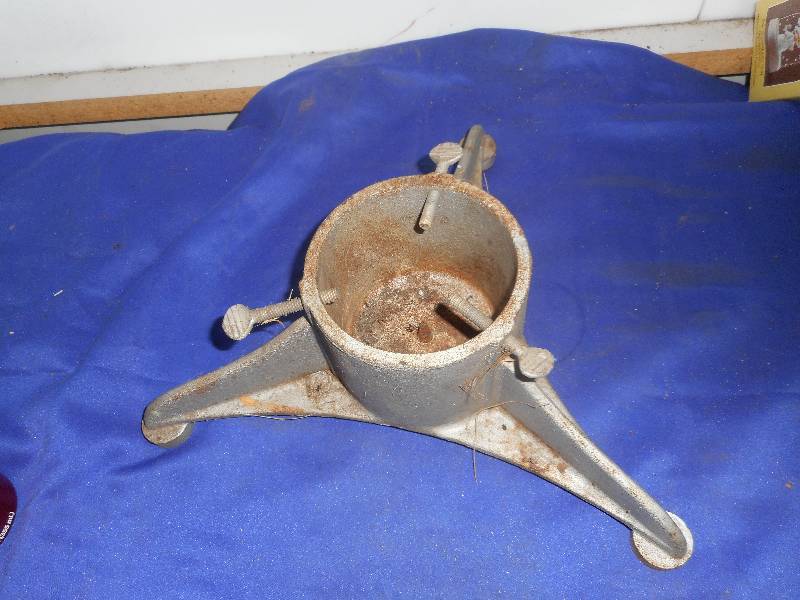 VINTAGE METAL TREE STAND