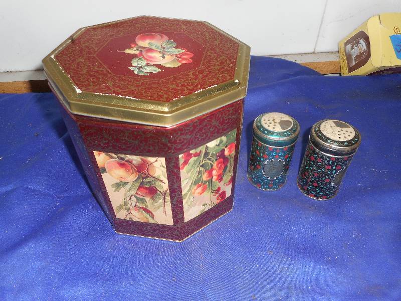 VINTAGE TINS