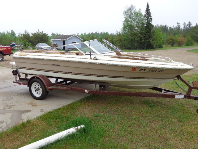 lot 1 image: 1984 Sea Ray Seville & 1984 Shoreline Trailer