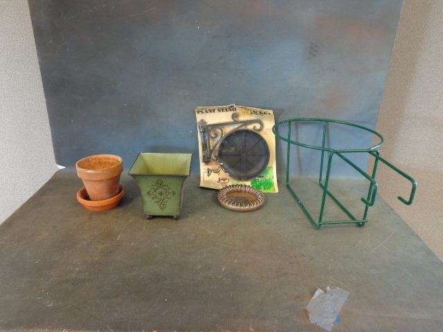 lot 130 image: Planter and Vintage Style Ashtray