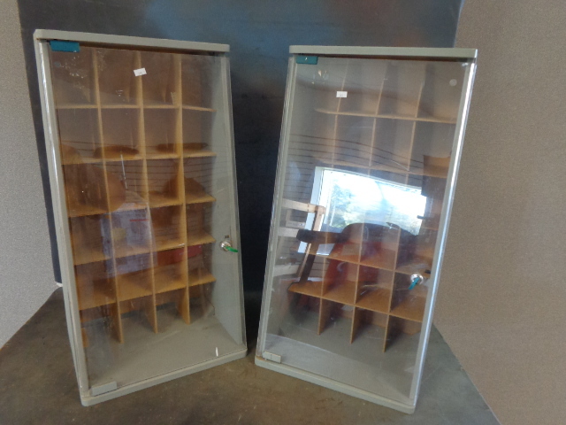 lot 135 image: 2 Lockable Display Cases