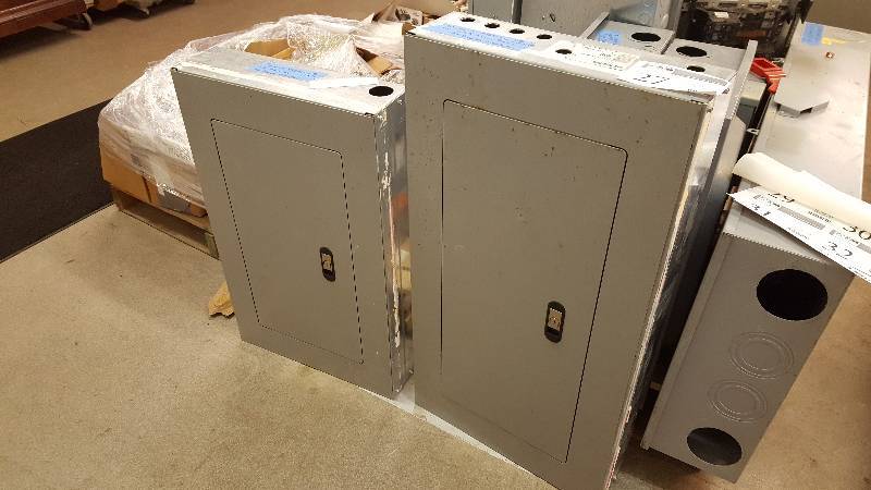 lot 27 image: Lot of (2) Electrical Boxes Including 1) Siemens 408Y277 3PH 4W 250A 15 Circuits Main Breaker w Branch Breakers AND 1) Siemens 240120V 3PH 30 Circuits 100A Main Breaker w Branch Breakers