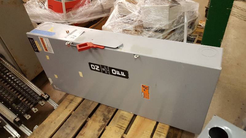 lot 31 image: GE Heavy Duty 400A, 240V, 3PH AC Fusible Disconnect Safety Switch Electrical Box w 400A Fuses