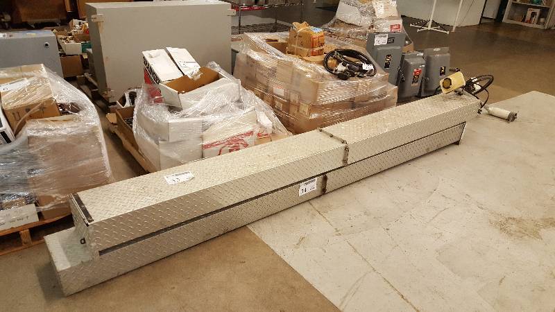 lot 33 image: Locking Metal Truck Box