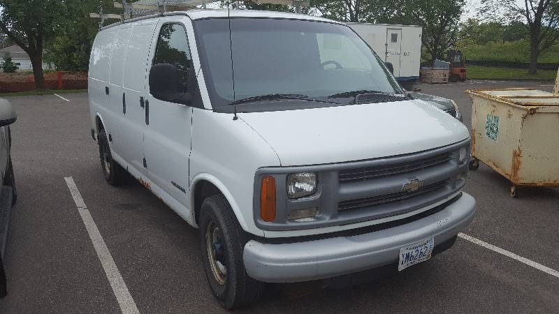 lot 1 image: 2001 Chevrolet Cargo Express 3500 With Ladder Rack.