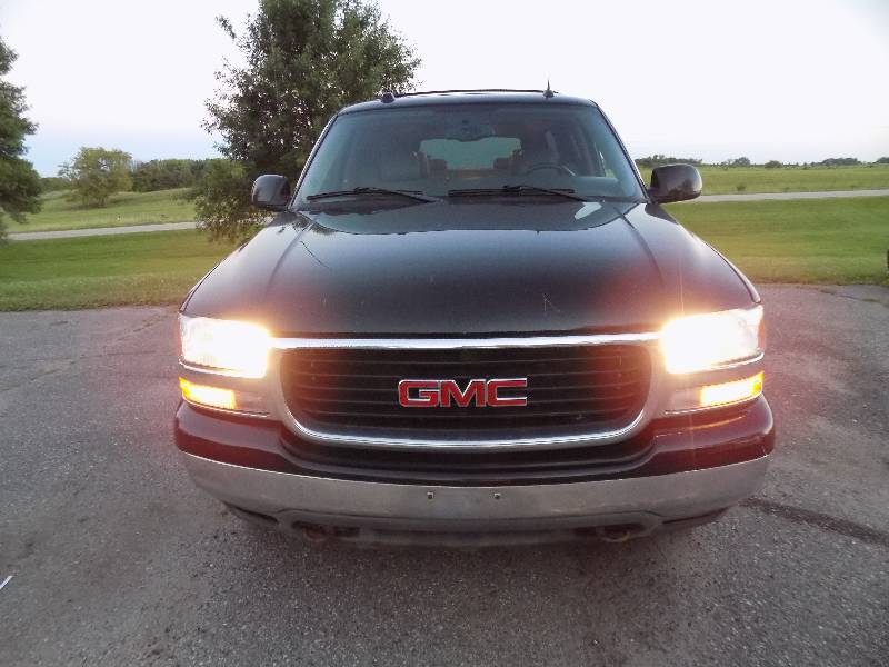 lot 4 image: 2004 GMC Yukon SLT 4x4