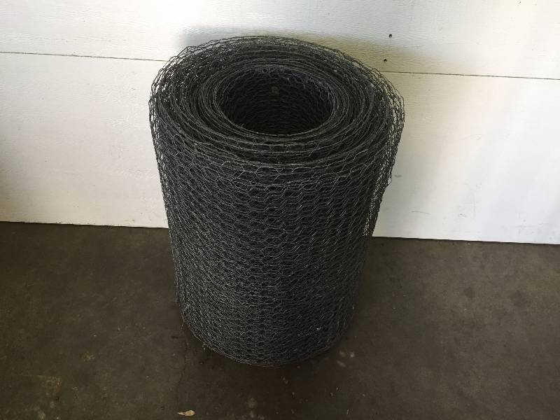 METAL STAND AND ROLL OF CHICKEN WIRE