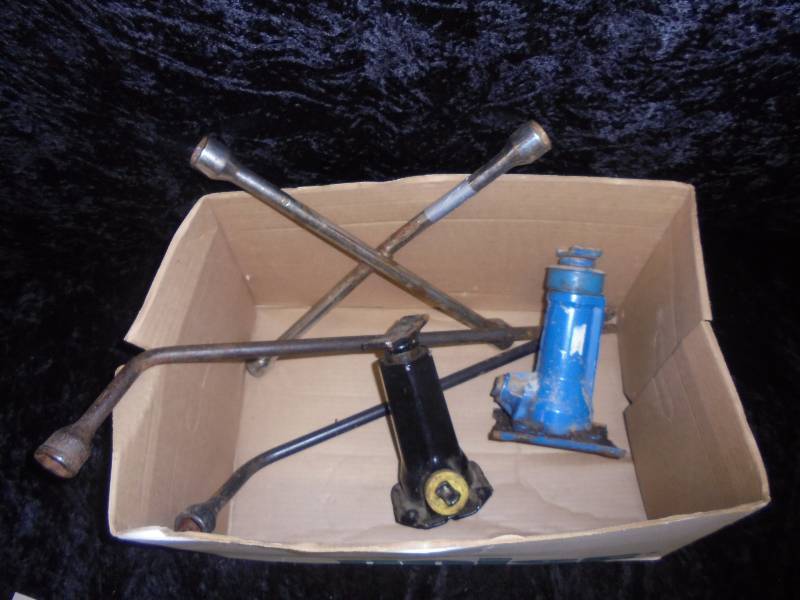 Jacks, Tire Iron & 4-Way Wrench