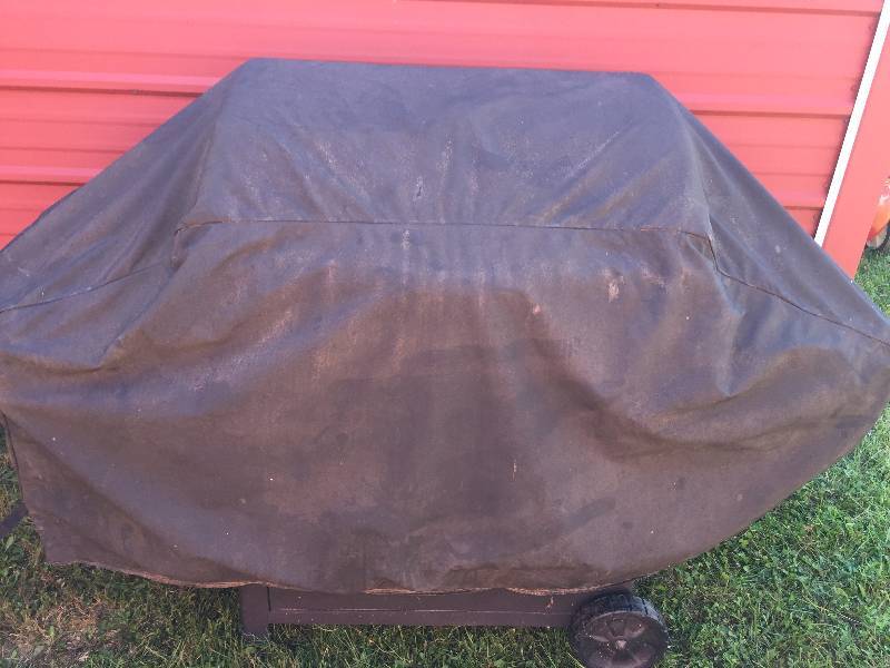 CHARBROIL GAS GRILL IN GOOD SHAPE AND IGNITER WORKS HAS COVER