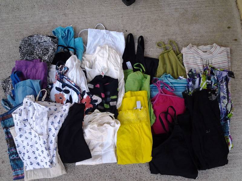 lot 46 image: 27-Pieces Junior Size Small Tops