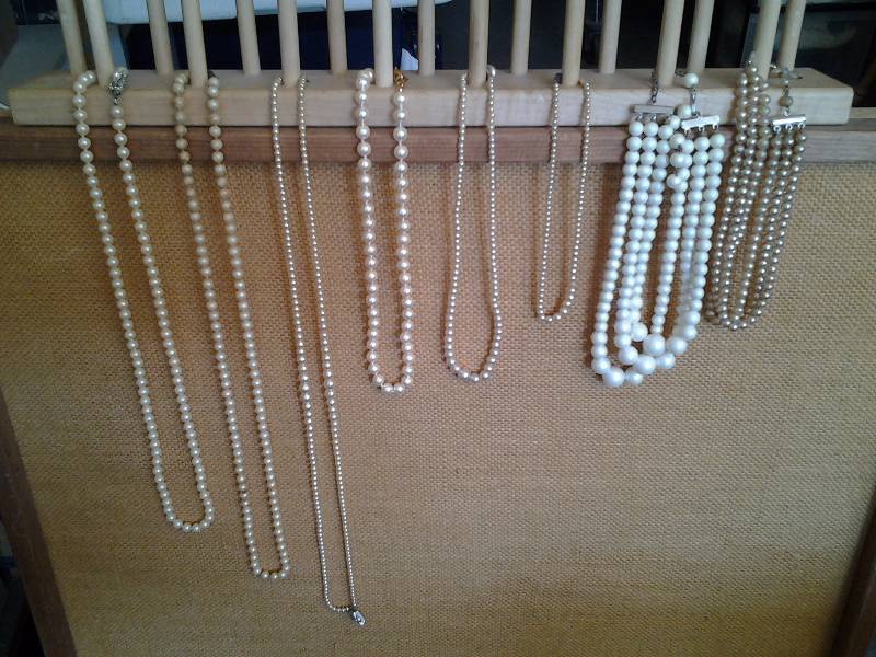 lot 1 image: Lot Of Vintage Pearl Necklaces