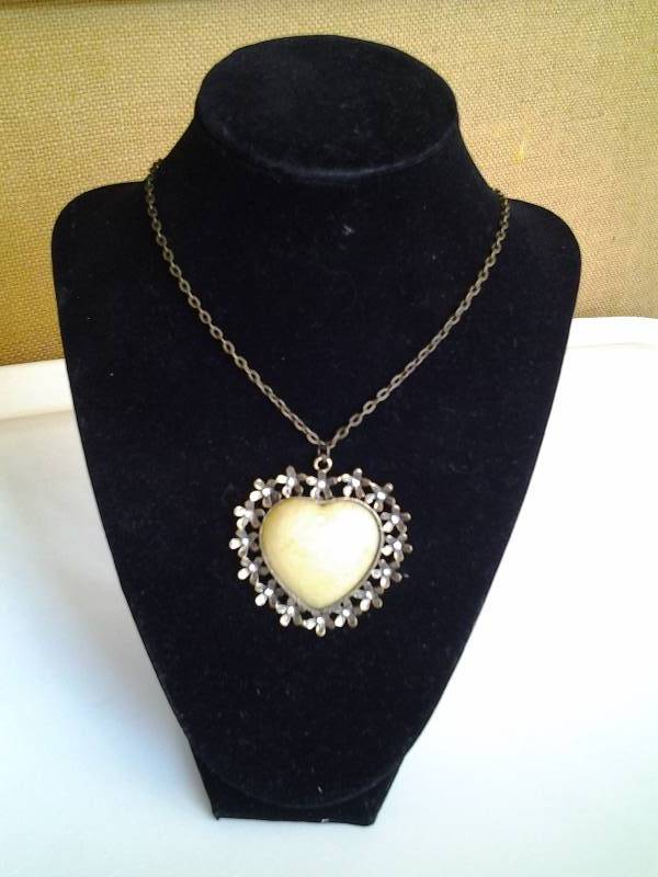 lot 18 image: Large Heart Stone Pendant Necklace With Rhinestones