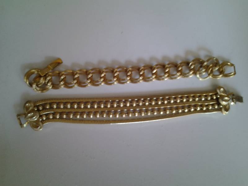 lot 21 image: 2-Gold Tone Link Bracelets