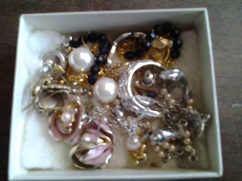 lot 22 image: 12-Pair Pierced Earrings