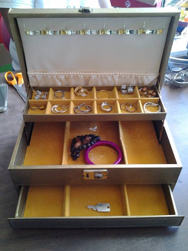lot 31 image: Vintage Jewelry Box (Mele-) With Pierced Earrings & Misc Contents