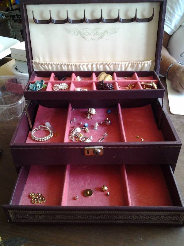 lot 32 image: Vintage Mele Jewelry Box With Clip Earrings & Misc Contents
