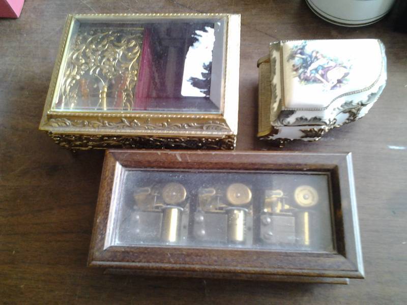 lot 34 image: 3-Music Boxes