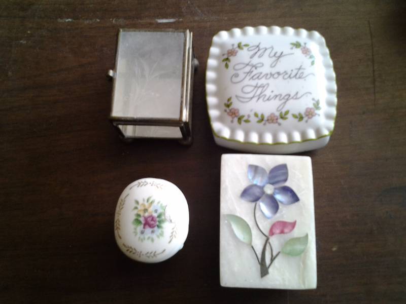 lot 36 image: 4-Vintage Trinket Boxes