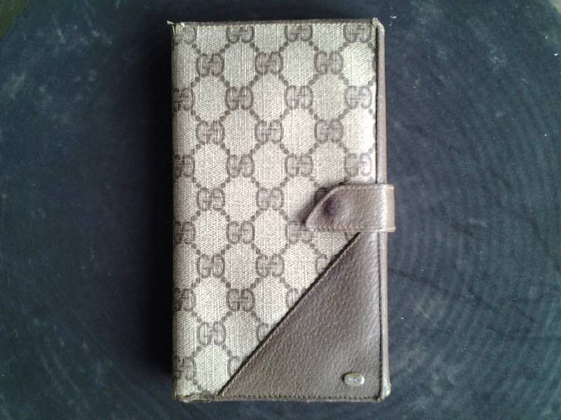 lot 37 image: Gucci Ladies Wallet