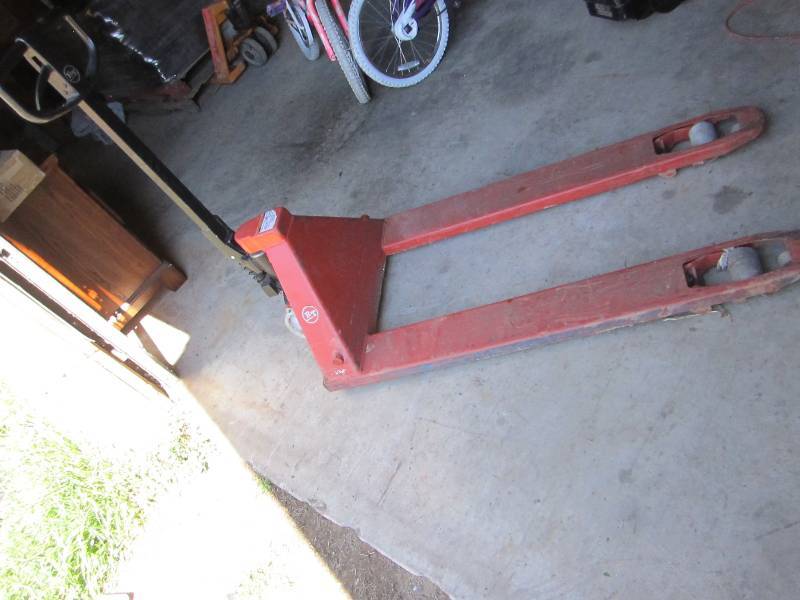 5000 lb capacity pallet jack, works...