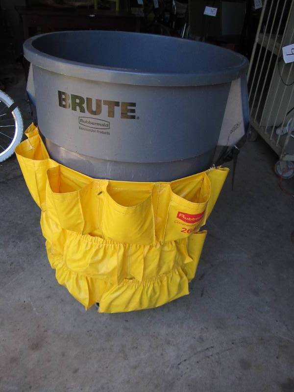 Brute trach can on wheeled base wit...