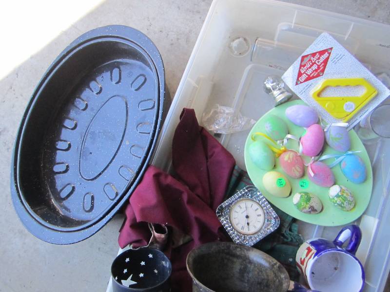 Lot of household items in plastic t...