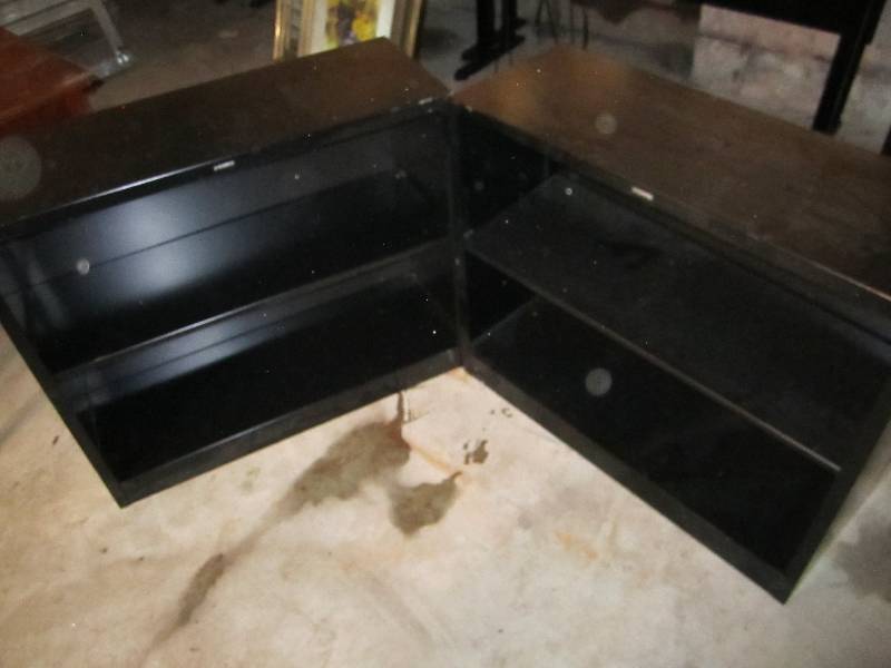 2 metal shelves, use side by side o...