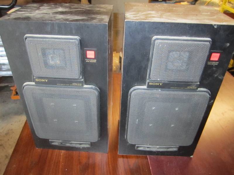 2 Sony bass reflex speakers...