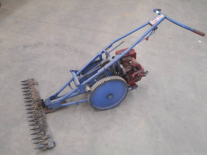 lot 8 image: Jarri Monarch Gas-Powered 36 Sickl...