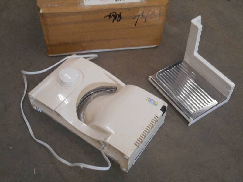 lot 27 image: Cooking Pleasures Countertop Slicer...