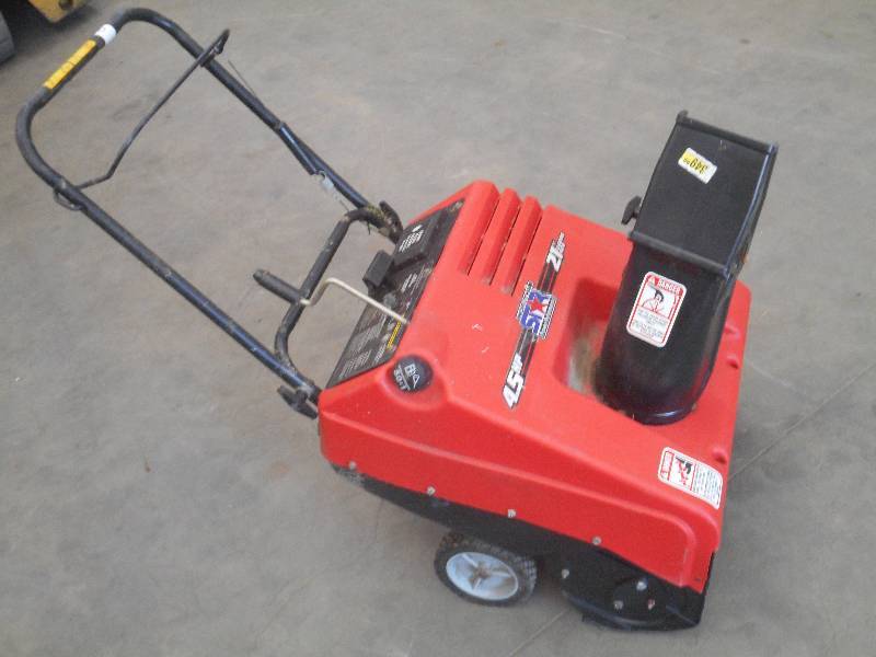 lot 40 image: North Star 4.5HP 21 Snow Blower ...