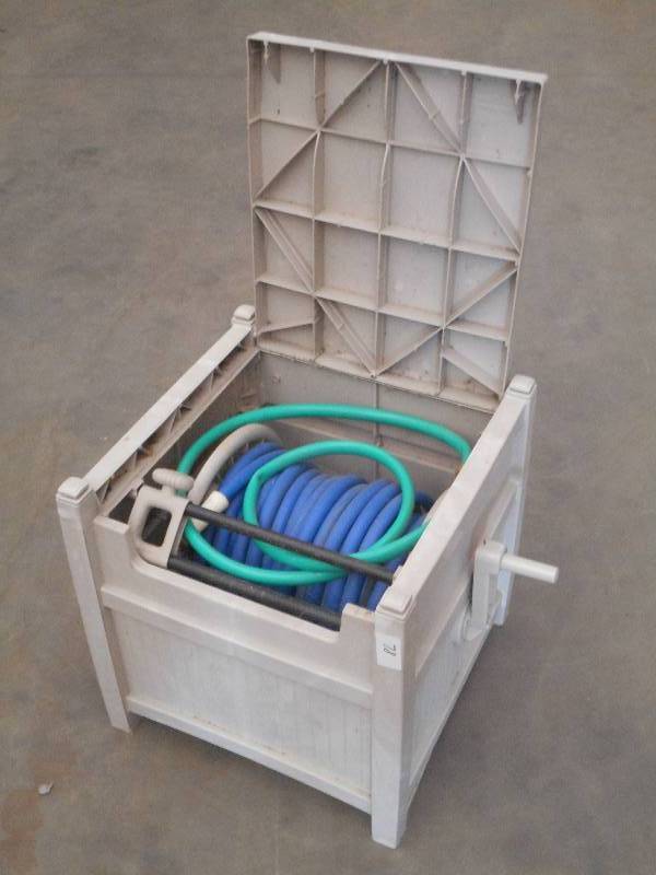 lot 78 image: Suncast Plastic Hose Reel With Hose...
