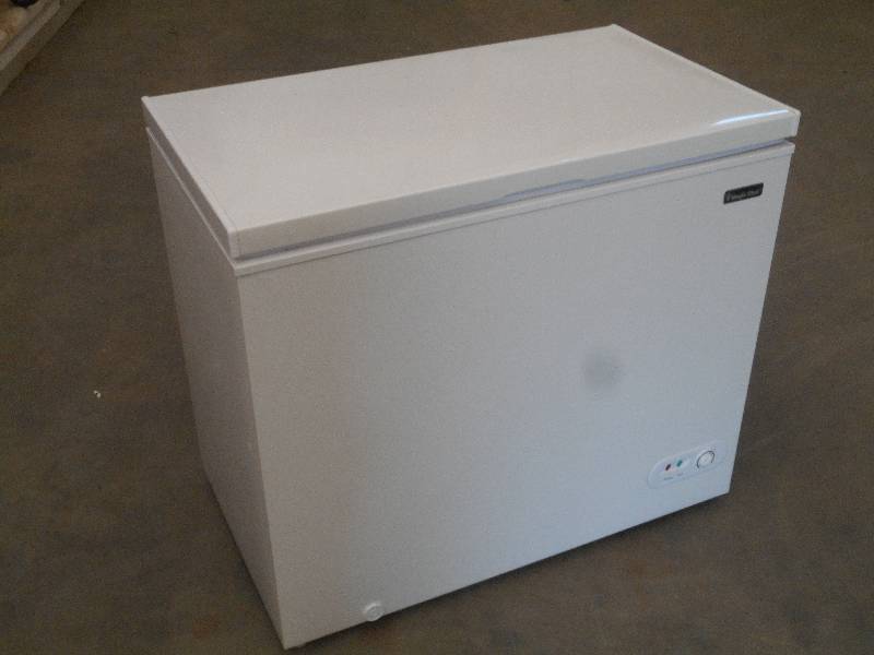 lot 79 image: Magic Chef HMCF7W2 Freezer, Works, ...